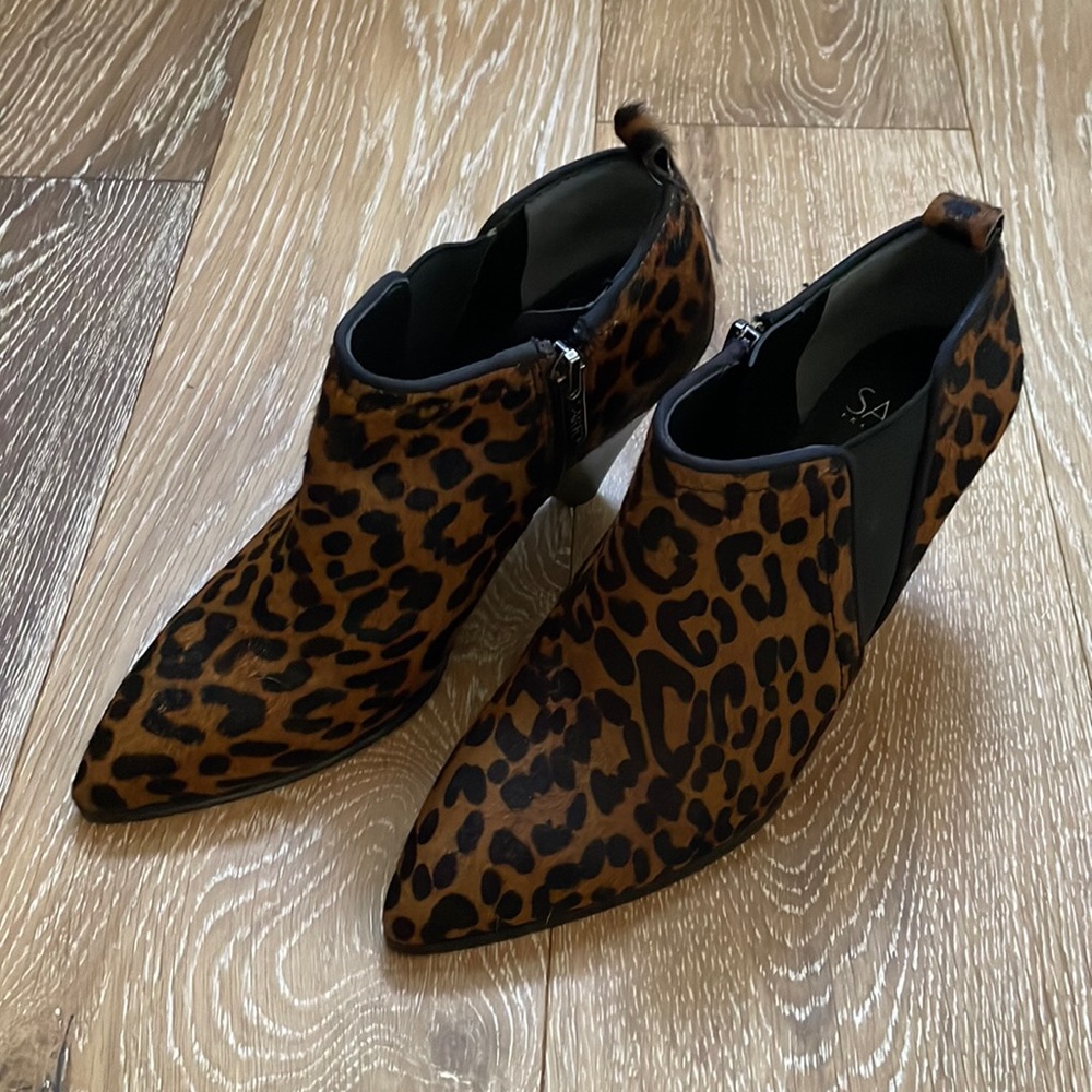 New! FRANCO SARTO leopard print cow hair ankle booties. Size 5.